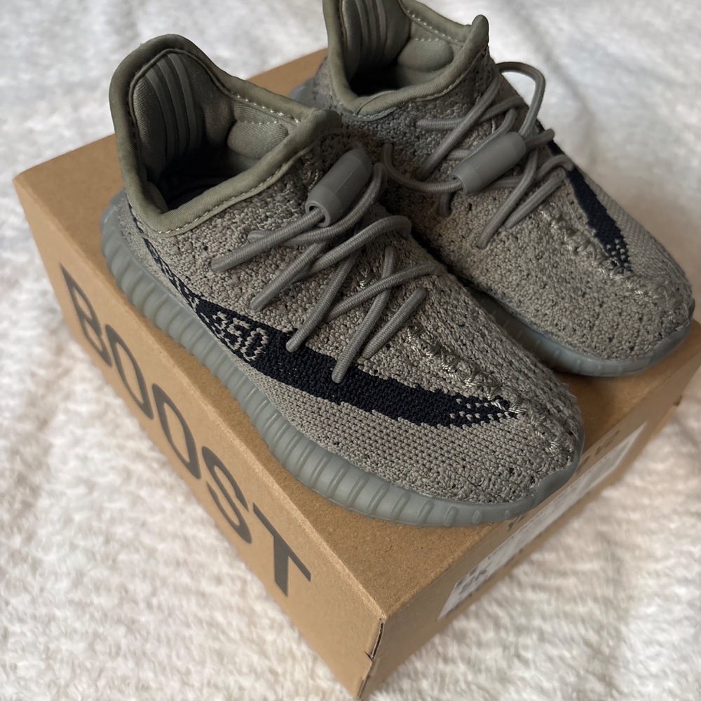 Toddler Yeezy 350 - Picture 4 of 5